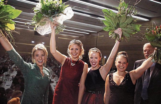 Julia Böcklen (Zweite von links) wurde Württembergische Weinkönigin. Aliena Zischewski (rechts) ist Weinprinzessin. Im Hintergrund Weinbaupräsident Hermann Hohl. Foto: p