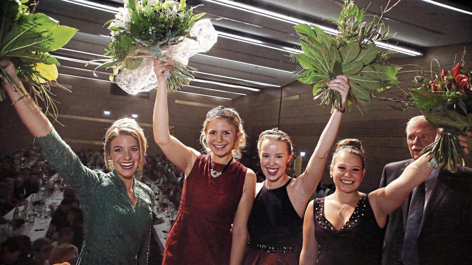 Julia Böcklen (Zweite von links) wurde Württembergische Weinkönigin. Aliena Zischewski (rechts) ist Weinprinzessin. Im Hintergrund Weinbaupräsident Hermann Hohl. Foto: p