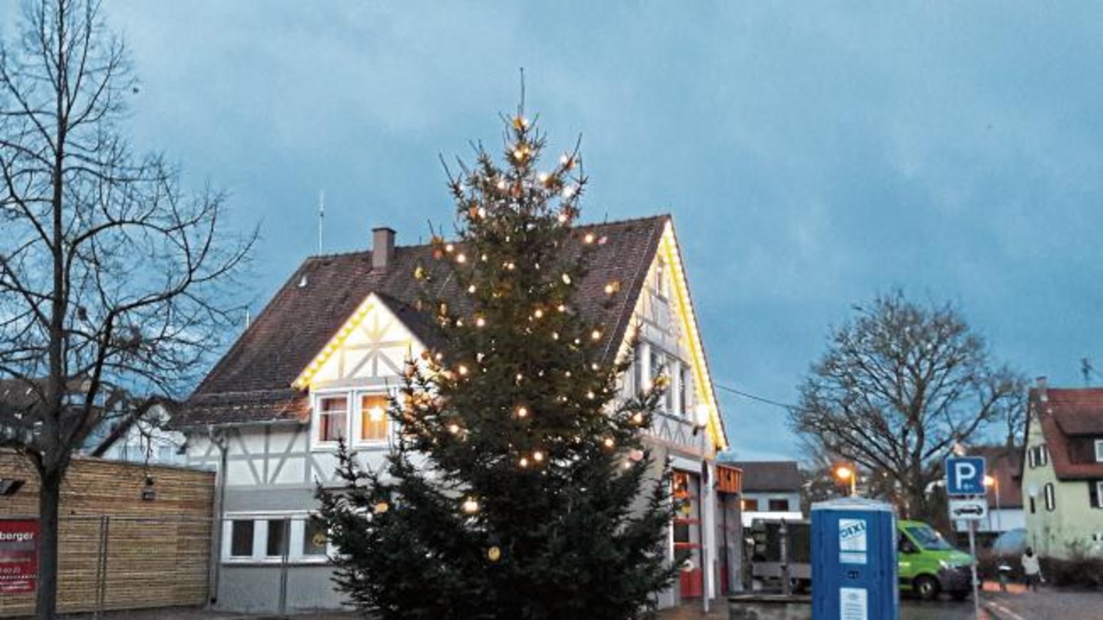 Die Handwerker sind noch nicht richtig weg, das Dixi-Klo ist noch da und schon erstrahlt das sanierte Gerätehaus der Auricher Feuerwehr in festlichstem Glanz. Foto: Rücker