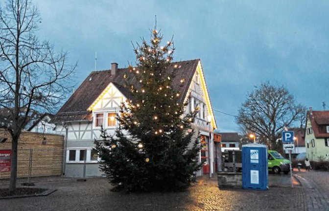 Die Handwerker sind noch nicht richtig weg, das Dixi-Klo ist noch da und schon erstrahlt das sanierte Gerätehaus der Auricher Feuerwehr in festlichstem Glanz. Foto: Rücker