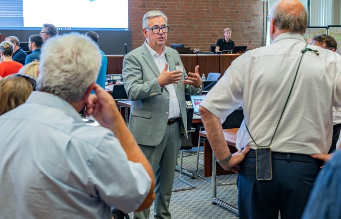 Landrat Dietmar Allgaier (Mitte) erklärt bei einem Rundgang den teilnehmenden Gästen die Stabsarbeit im Krisenfall.  <span class='image-autor'>Foto: Landratsamt Ludwigsburg</span>