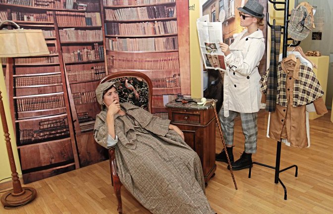 In der Ausstellung kann man sich, wie hier Museumsleiterin Claudia Popp (l.) und FÖJ-lerin Amelie Blaschke, als Sherlock Holmes und Agent verkleiden.