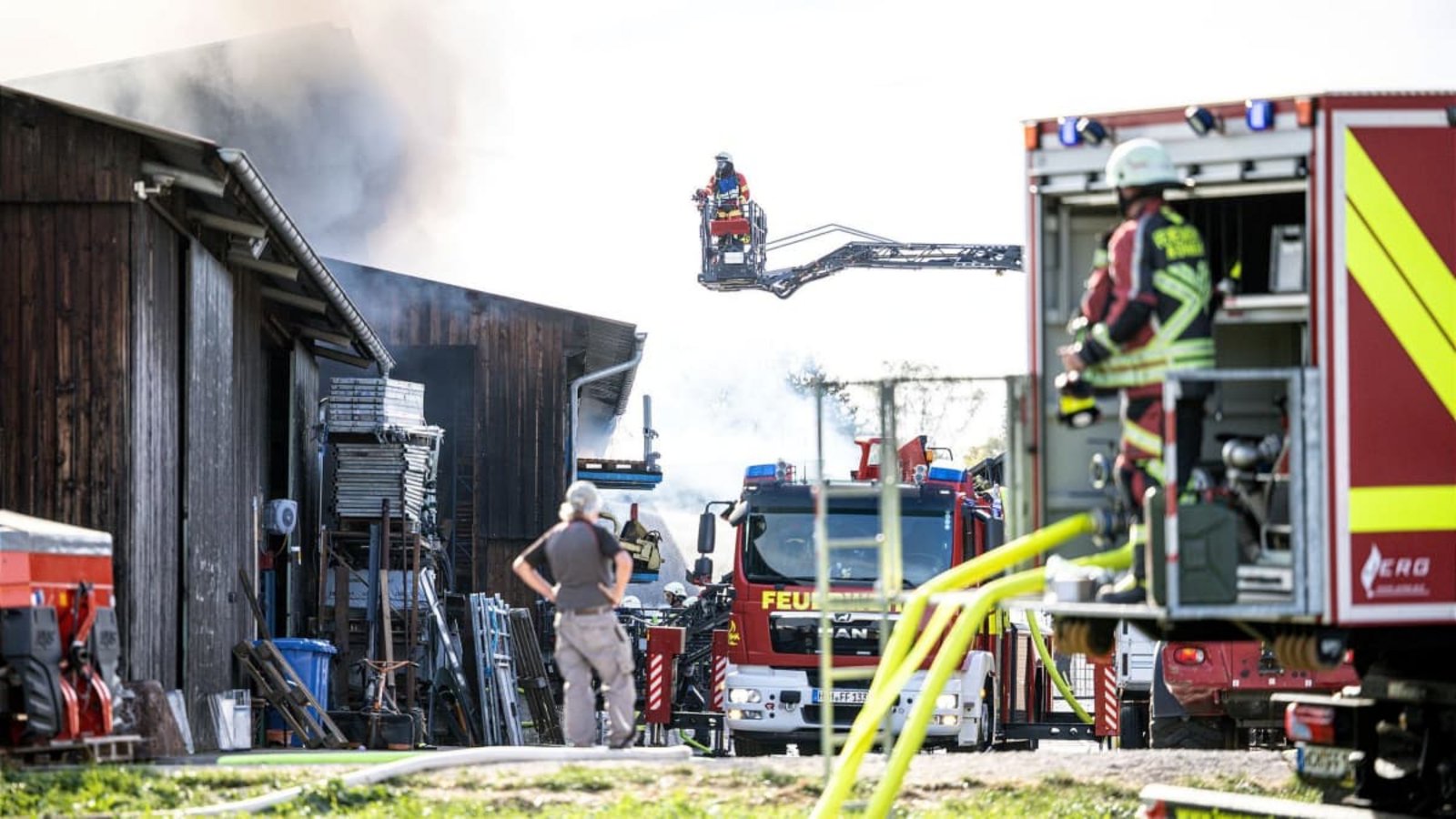 Zwei Angehörige der Feuerwehr zogen sich bei den Löscharbeiten leichte Verletzungen zu und wurden in ein Krankenhaus gebracht.Nicklas Walther/onw-images/dpa Zwei Angehörige der Feuerwehr zogen sich bei den Löscharbeiten leichte Verletzungen zu und wurden in ein Krankenhaus gebracht.Nicklas Walther/onw-images/dpa