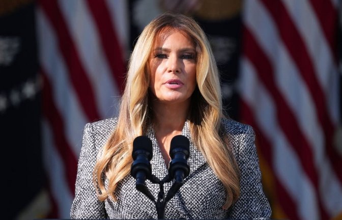 First Lady Melania Trump nimmt im Rosengarten des Weißen Hauses an einer Veranstaltung zum Thema Frauengesundheit teil. (Archivbild)<span class='image-autor'>Mark Schiefelbein/AP/dpa</span>