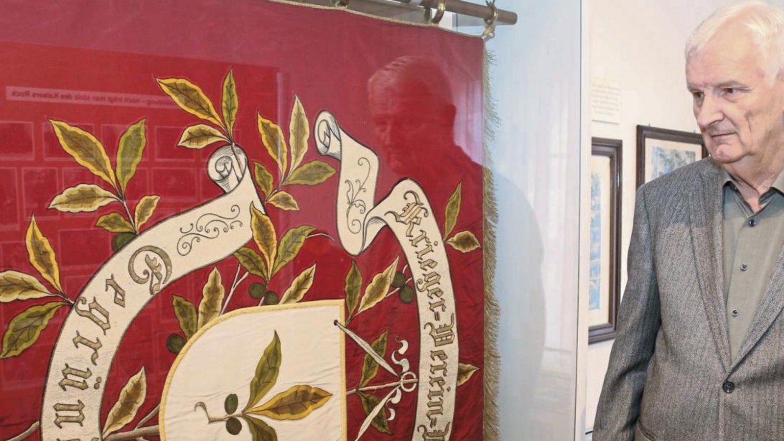 Ortshistoriker Erwin Gayer vor der Fahne des Kriegervereins – das Prachtstück der Sammlung. Fotos: Bögel Ortshistoriker Erwin Gayer vor der Fahne des Kriegervereins – das Prachtstück der Sammlung. Fotos: Bögel