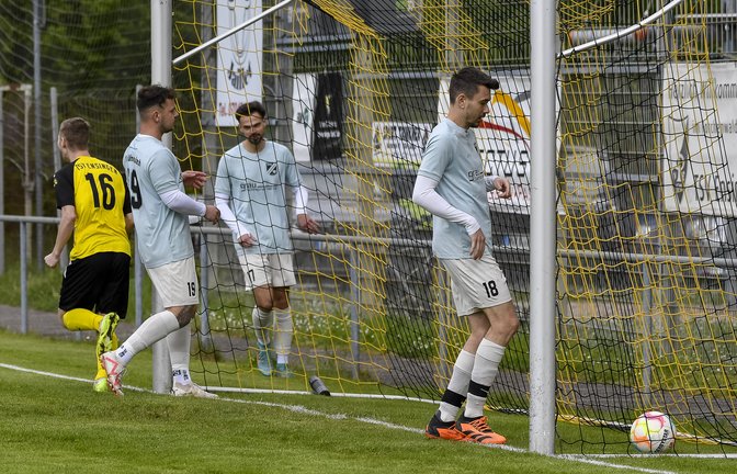 Frust nach dem frühen 0:1-Rückstand: Raphael Gauß (18) und Davide Tasselli (19) müssen sich erstmal kurz neu sortieren, gewinnen dann aber mit Häfnerhaslach in Ensingen. <span class='image-autor'>Foto: Leitner</span>