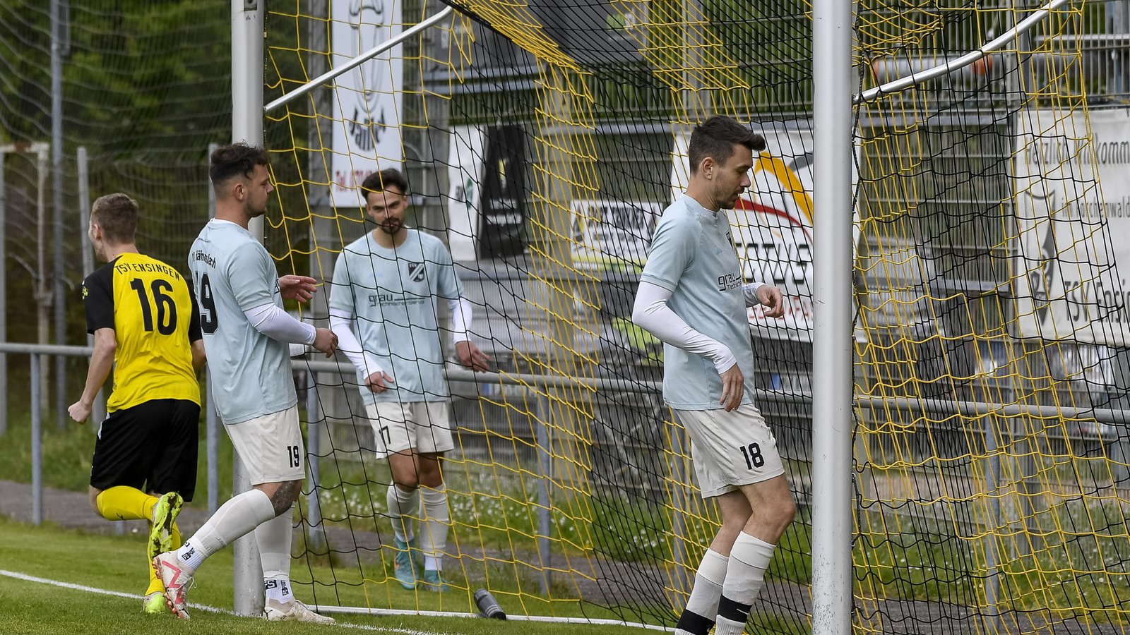 Frust nach dem frühen 0:1-Rückstand: Raphael Gauß (18) und Davide Tasselli (19) müssen sich erstmal kurz neu sortieren, gewinnen dann aber mit Häfnerhaslach in Ensingen. Foto: Leitner Frust nach dem frühen 0:1-Rückstand: Raphael Gauß (18) und Davide Tasselli (19) müssen sich erstmal kurz neu sortieren, gewinnen dann aber mit Häfnerhaslach in Ensingen. Foto: Leitner