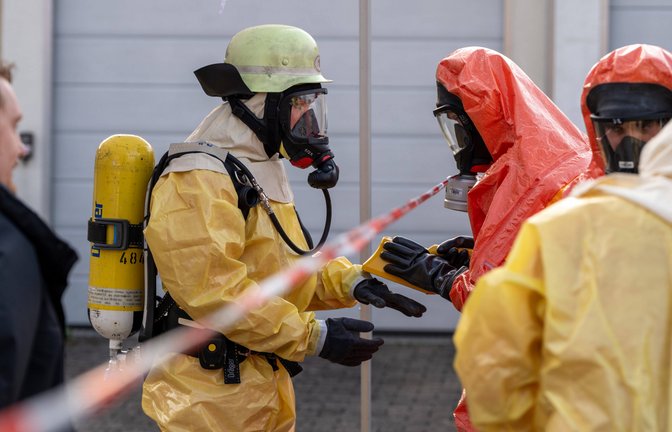 Einsatzkräfte in Schutzkleidung am Sonntag in Vaihingen: Gewissheit zum gefundenen Behältnis gibt es noch nicht. <span class='image-autor'>Foto: 7aktuell.de/NR</span>