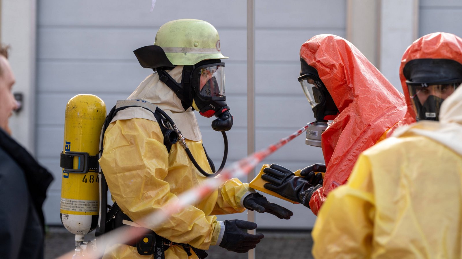 Einsatzkräfte in Schutzkleidung am Sonntag in Vaihingen: Gewissheit zum gefundenen Behältnis gibt es noch nicht. Foto: 7aktuell.de/NR