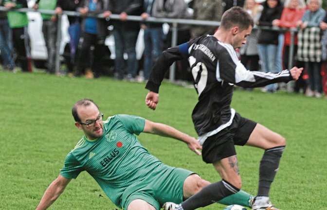 Durch seinen Einsatz lässt Iptingens Marc Nowotny (links) Riexingens Marc Tröger ins Leere laufen. Foto: Nachreiner