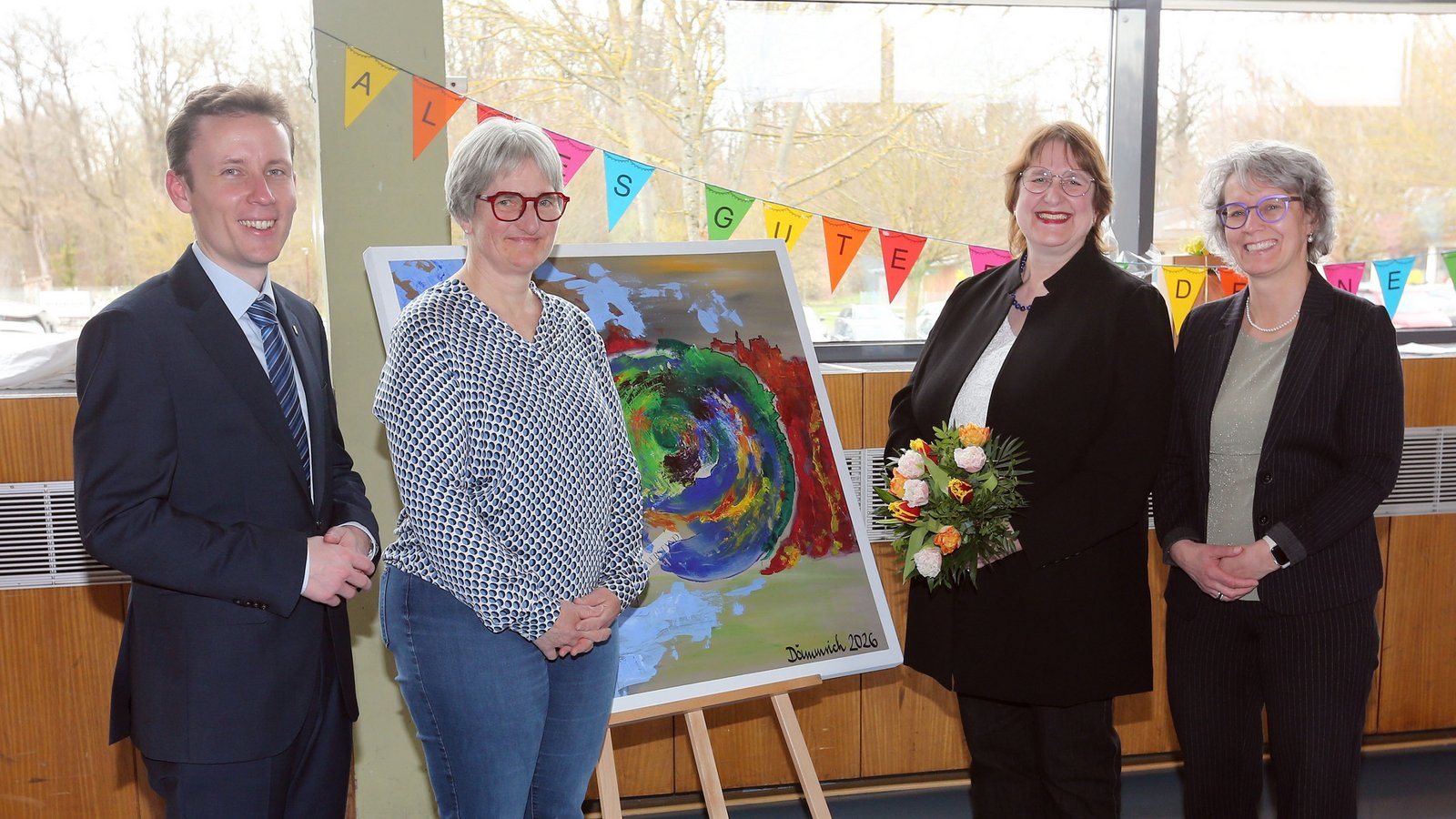Feierliche Amtseinsetzung (von links): Bürgermeister Carsten Willing, Konrektorin Christiane Weigold, Rektorin Inge Dämmrich und Sprengel-Schulrätin Bettina Raiser. Foto: Küppers