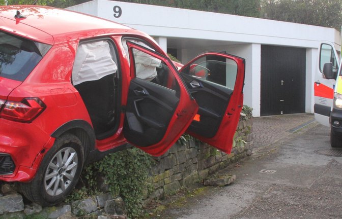 Endstation Gartenmauer: ungewöhnlicher Unfall am Montag in Vaihingen.  <span class='image-autor'>Foto: Banholzer</span>