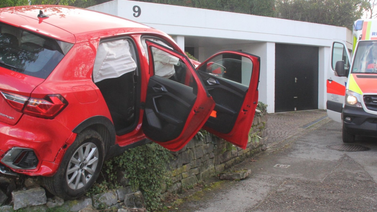 Endstation Gartenmauer: ungewöhnlicher Unfall am Montag in Vaihingen. Foto: Banholzer Endstation Gartenmauer: ungewöhnlicher Unfall am Montag in Vaihingen. Foto: Banholzer