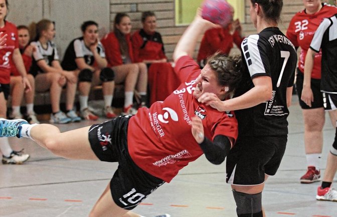 Lisa Böhmer (links) ist beim TSV Wiernsheim am Kreis kaum zu stoppen – auch nicht durch Carmen Bach (rechts). Foto: Nachreiner