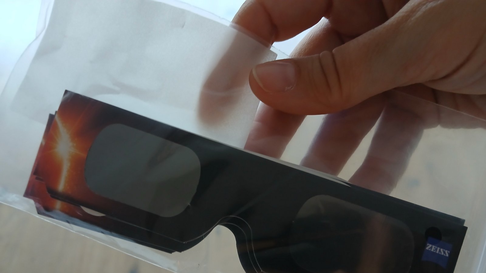 Bitte nicht ohne Schutzbrille: Eine spezielle Sonnenschutzbrille ist am Mittwochabend sehr wichtig. Foto: cmr Bitte nicht ohne Schutzbrille: Eine spezielle Sonnenschutzbrille ist am Mittwochabend sehr wichtig. Foto: cmr