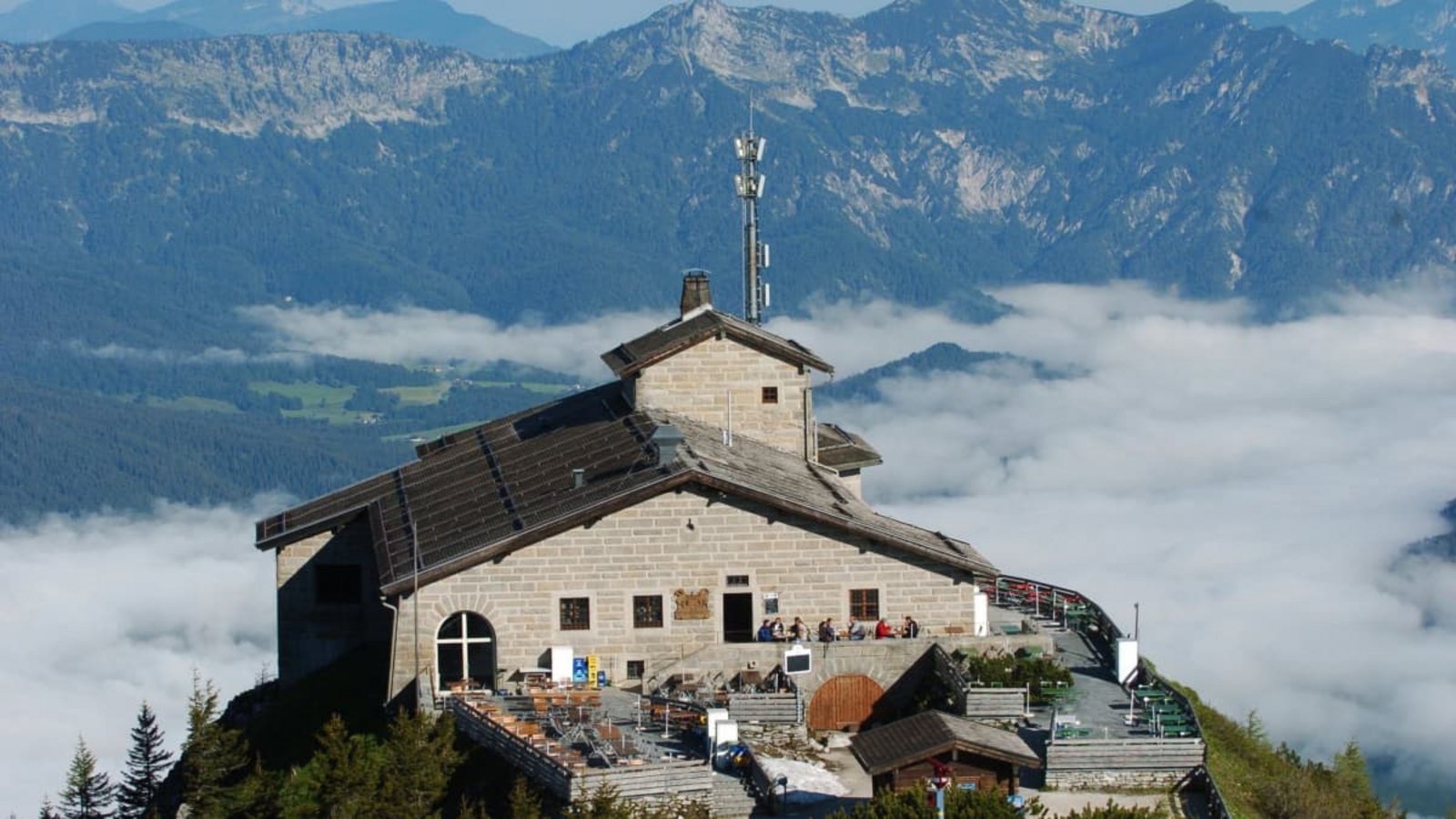 Im Kehlsteinhaus, auf dem 1835 Meter hohen Kehlstein oberhalb von Berchtesgaden, ist ein Großbrand ausgebrochen. (Archivbild)Peter Kneffel/dpa
