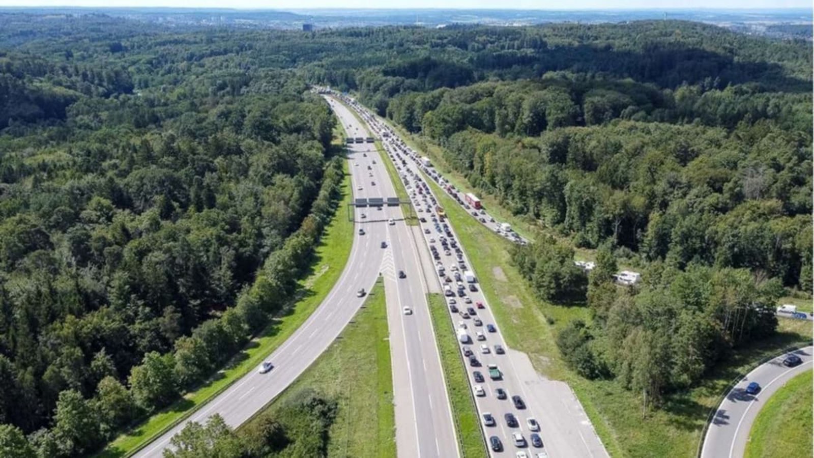 Am Kreuz Stuttgart ist aktuell die Überleitung von der A8 au die A81 gesperrt (Symbolbild).Eibner-Pressefoto/Alessandro Marcigliano Am Kreuz Stuttgart ist aktuell die Überleitung von der A8 au die A81 gesperrt (Symbolbild).Eibner-Pressefoto/Alessandro Marcigliano
