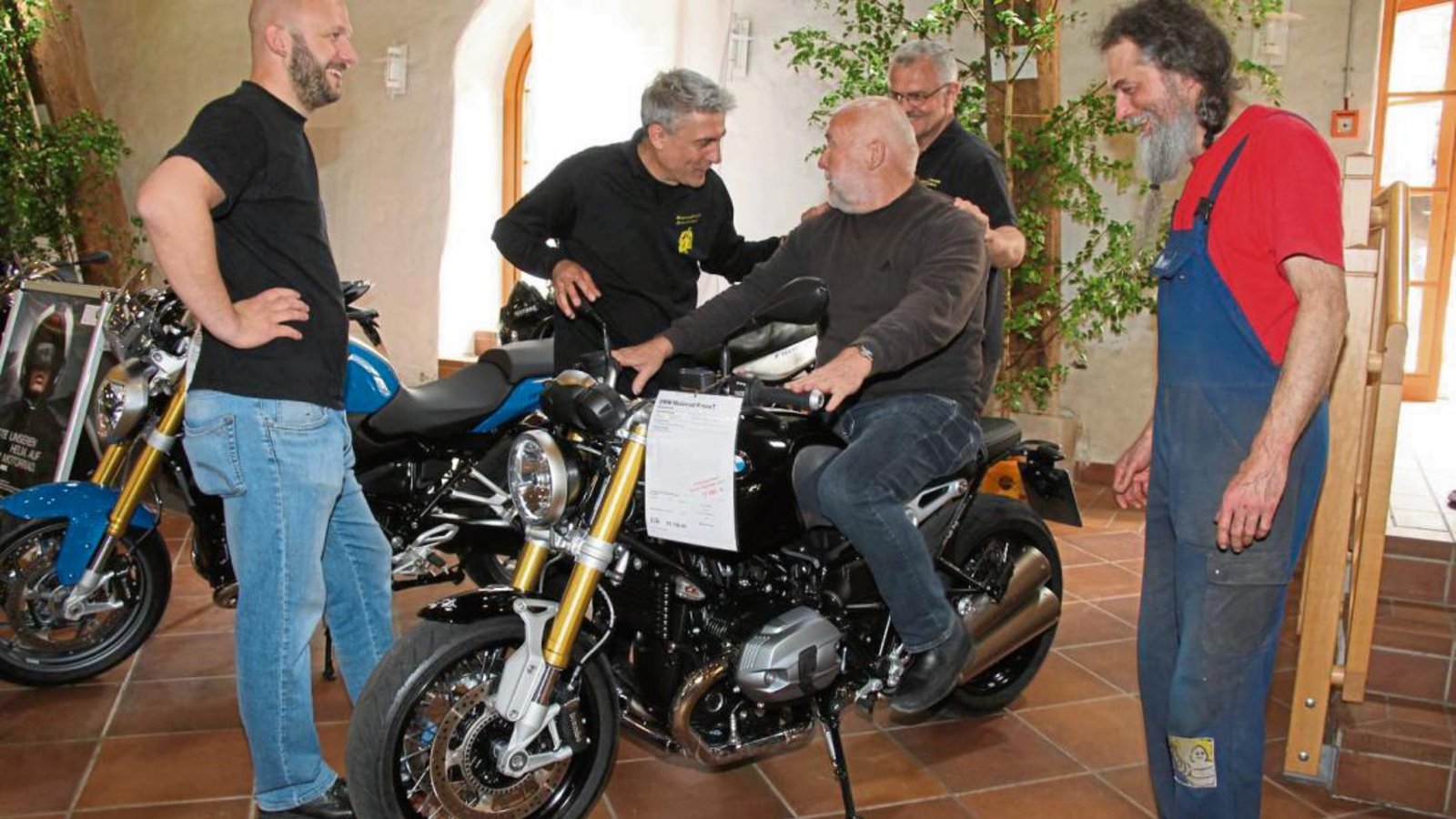 Nicht nur die Mitglieder der Motorradfreunde Hohenhaslach (schwarze T-Shirts) hatten Spaß an der Motorradausstellung. Foto: Elsässer Nicht nur die Mitglieder der Motorradfreunde Hohenhaslach (schwarze T-Shirts) hatten Spaß an der Motorradausstellung. Foto: Elsässer
