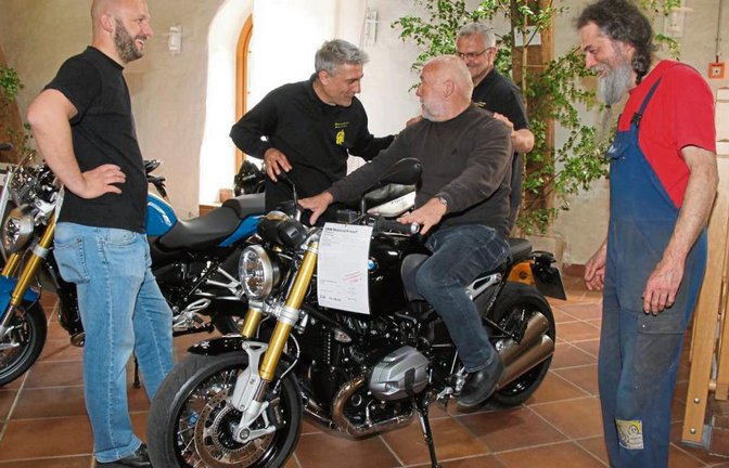 Nicht nur die Mitglieder der Motorradfreunde Hohenhaslach (schwarze T-Shirts) hatten Spaß an der Motorradausstellung.  Foto: Elsässer
