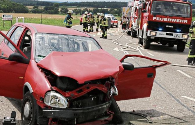 Kollision an der Einmündung: Ein 81-Jähriger wurde in seinem Fahrzeug eingeklemmt. Foto: Bögel