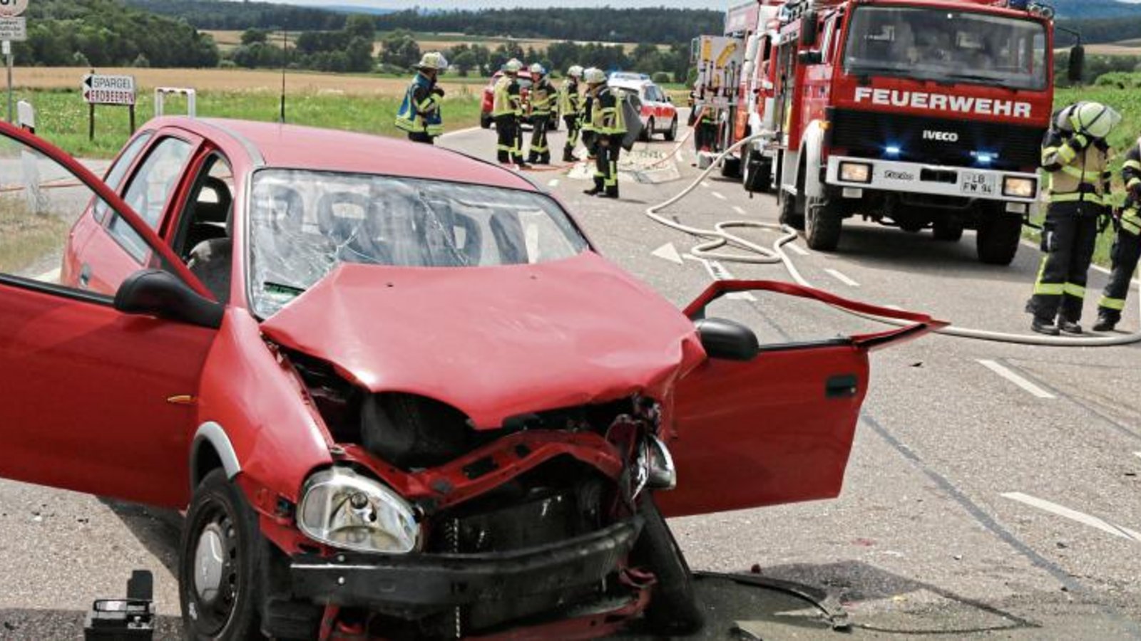 Kollision an der Einmündung: Ein 81-Jähriger wurde in seinem Fahrzeug eingeklemmt. Foto: Bögel