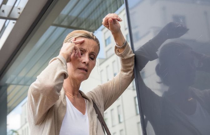 Schwindel kann sich unterschiedlich anfühlen: Manche Menschen haben das Gefühl, es drehe sich alles, andere das Gefühl, auf Watte zu laufen.<span class='image-autor'>Christin Klose/dpa-mag/dpa</span>