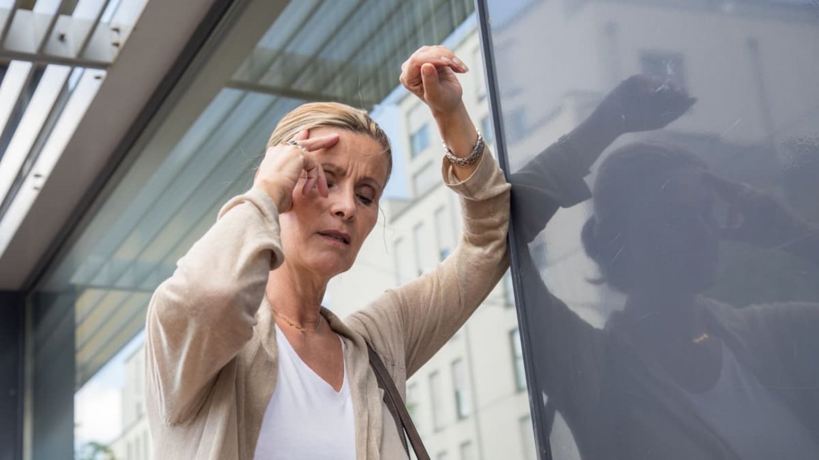 Schwindel kann sich unterschiedlich anfühlen: Manche Menschen haben das Gefühl, es drehe sich alles, andere das Gefühl, auf Watte zu laufen.Christin Klose/dpa-mag/dpa Schwindel kann sich unterschiedlich anfühlen: Manche Menschen haben das Gefühl, es drehe sich alles, andere das Gefühl, auf Watte zu laufen.Christin Klose/dpa-mag/dpa
