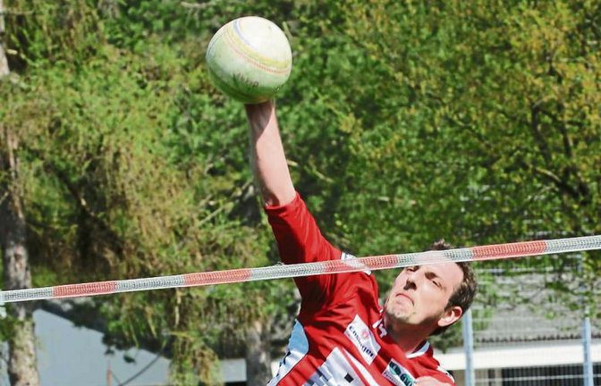 Marc Krüger muss sich ganz schön strecken, um den Ball sicher zu versenken.  Foto: Archiv/Küppers