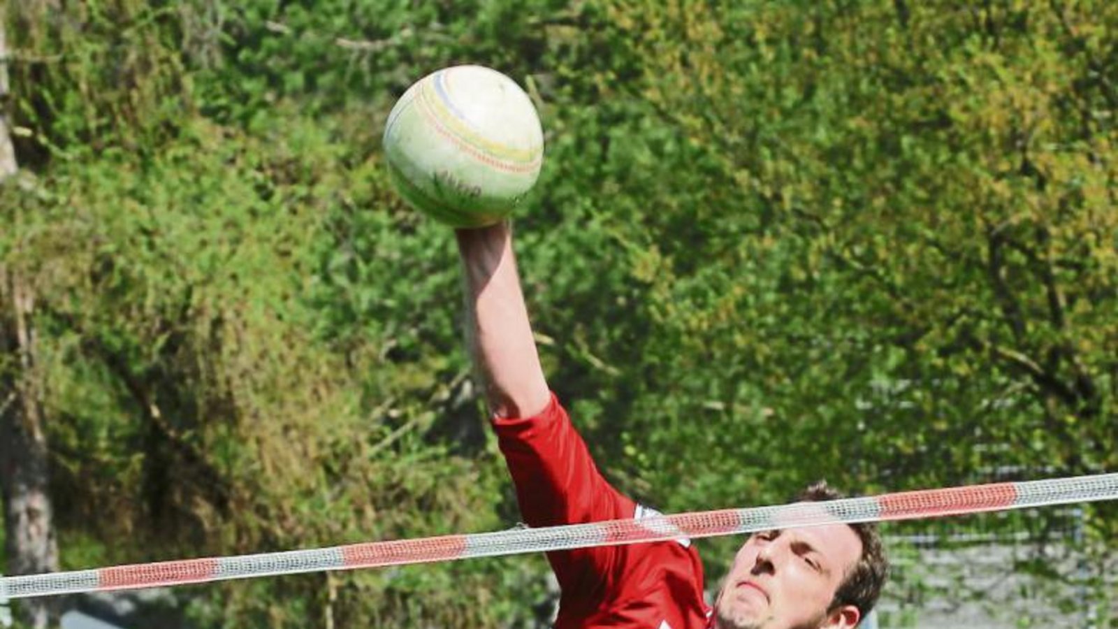 Marc Krüger muss sich ganz schön strecken, um den Ball sicher zu versenken. Foto: Archiv/Küppers Marc Krüger muss sich ganz schön strecken, um den Ball sicher zu versenken. Foto: Archiv/Küppers