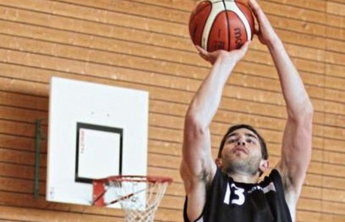 Ingelfingens Konstantin Kisser schaut mit Respektabstand zu, wie Vaihingens Matthias Müller (hinten) einen Sprungwurf aus der kurzen Mitteldistanz nimmt. Foto: Nachreiner