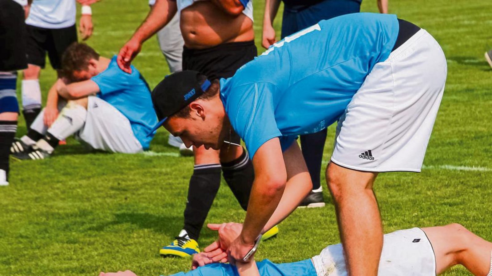 Häfnerhaslach im Tal der Tränen: Dennis Toetz muss von seinem Mitspieler Jonathan Makrai getröstet werden. Foto: Simecek Häfnerhaslach im Tal der Tränen: Dennis Toetz muss von seinem Mitspieler Jonathan Makrai getröstet werden. Foto: Simecek