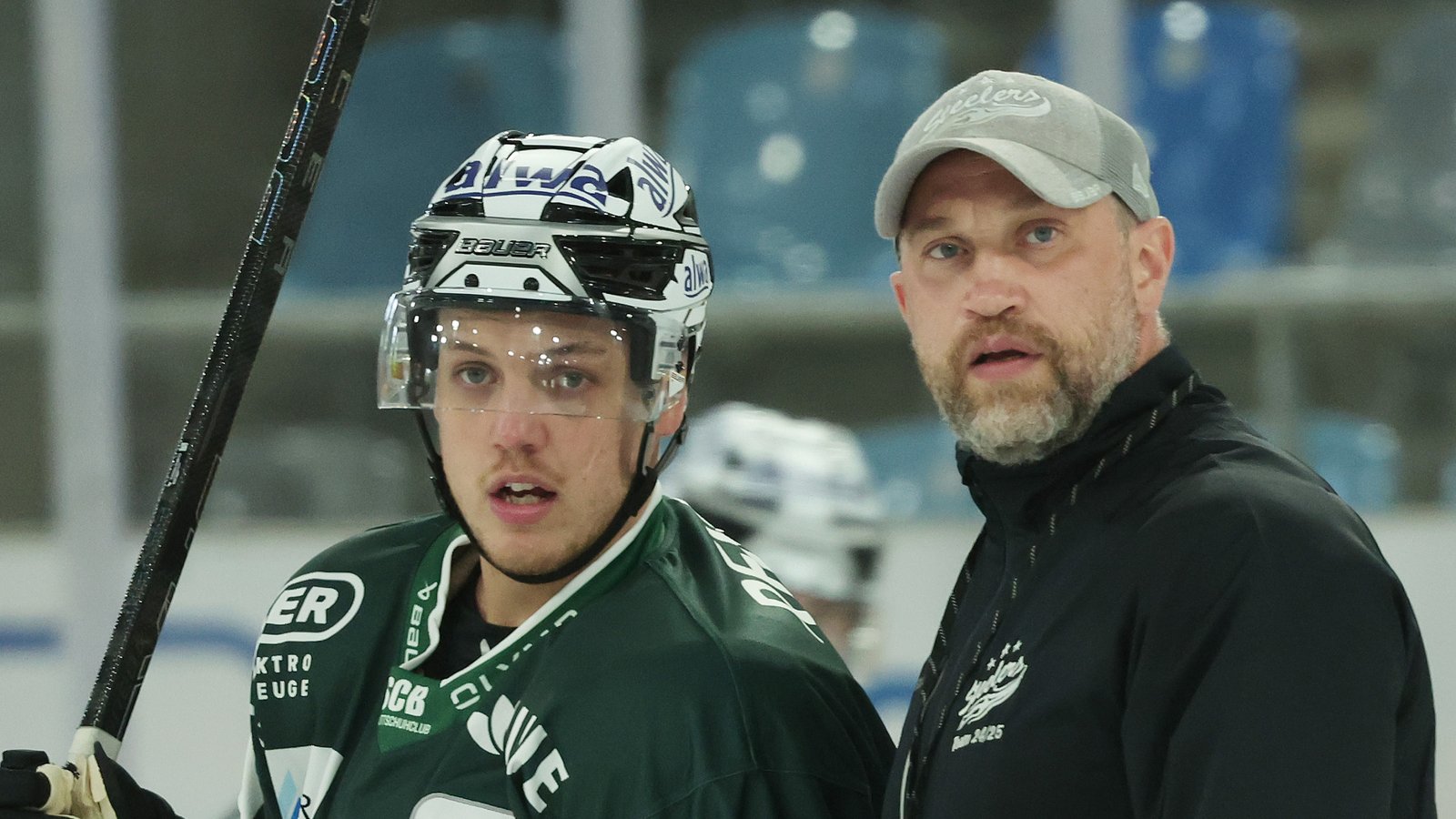 Gespannt blickt der Steelers-Coach Alexander Dück (rechts) – hier mit Neuzugang Alex Dostie – der neuen Saison entgegen. Foto: Baumann Gespannt blickt der Steelers-Coach Alexander Dück (rechts) – hier mit Neuzugang Alex Dostie – der neuen Saison entgegen. Foto: Baumann