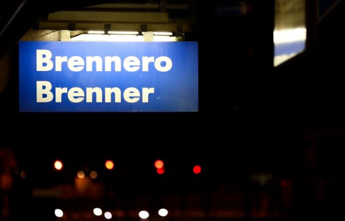 Hier geht wochenlang nichts mehr für Reisende.<span class='image-autor'>Matthias Schrader/AP/dpa</span>