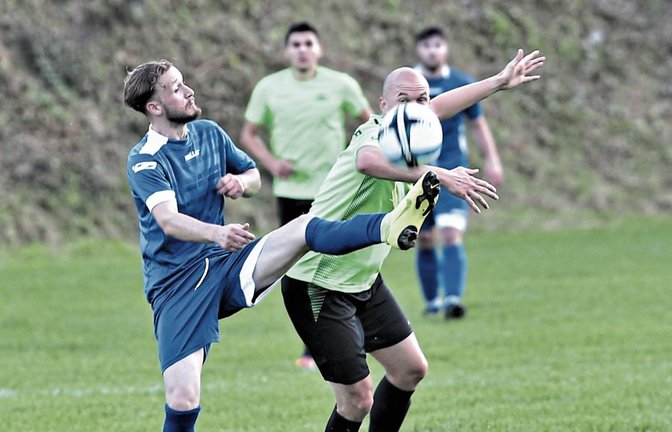 Pokalkampf in Gündelbach: Nussdorfs Ingo Kugel geht in Deckung, als Fatos Isafi vor seinem Kopf den Ball spielen will. Foto: Küppers