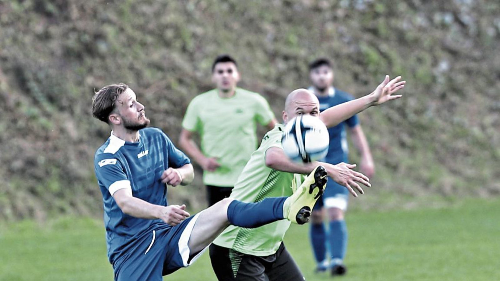 Pokalkampf in Gündelbach: Nussdorfs Ingo Kugel geht in Deckung, als Fatos Isafi vor seinem Kopf den Ball spielen will. Foto: Küppers Pokalkampf in Gündelbach: Nussdorfs Ingo Kugel geht in Deckung, als Fatos Isafi vor seinem Kopf den Ball spielen will. Foto: Küppers