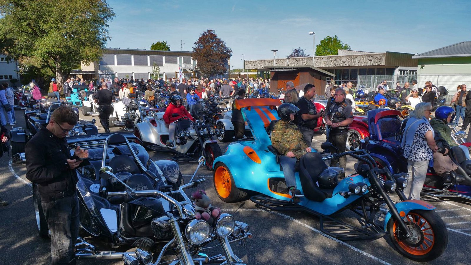 Rund 200 Fahrzeuge sammeln sich vor der Stromberghalle, die Start und Ziel der Tour ist. Rund 200 Fahrzeuge sammeln sich vor der Stromberghalle, die Start und Ziel der Tour ist.