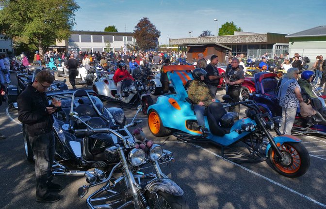 Rund 200 Fahrzeuge sammeln sich vor der Stromberghalle, die Start und Ziel der Tour ist.