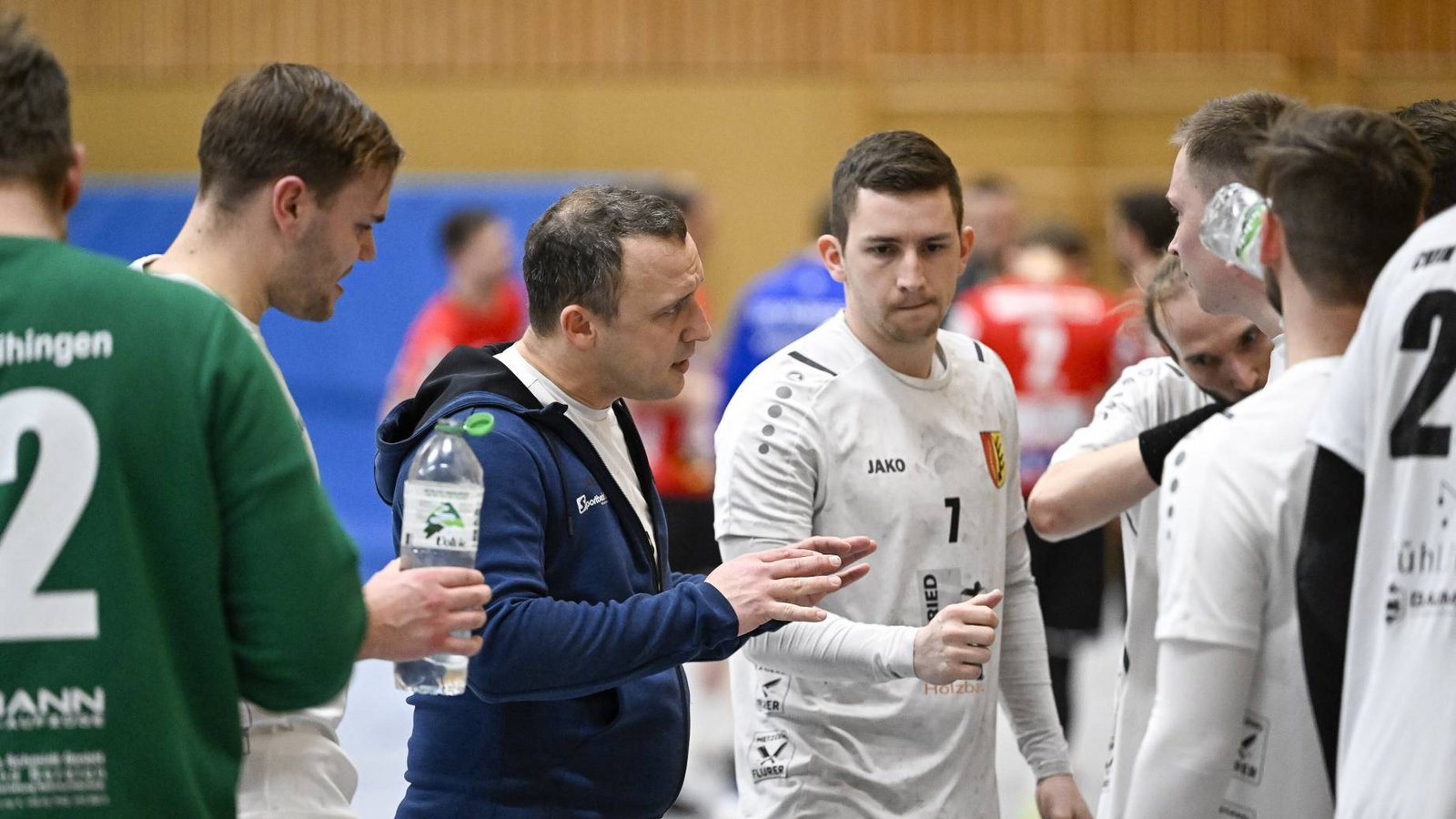 Simon Hees (2. von links) wird künftig nicht mehr als Trainer des CVJM Enzweihingen fungieren, sondern nur noch als Spieler. Foto: Leitner