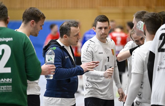 Simon Hees (2. von links) wird künftig nicht mehr als Trainer des CVJM Enzweihingen fungieren, sondern nur noch als Spieler. <span class='image-autor'>Foto: Leitner</span>