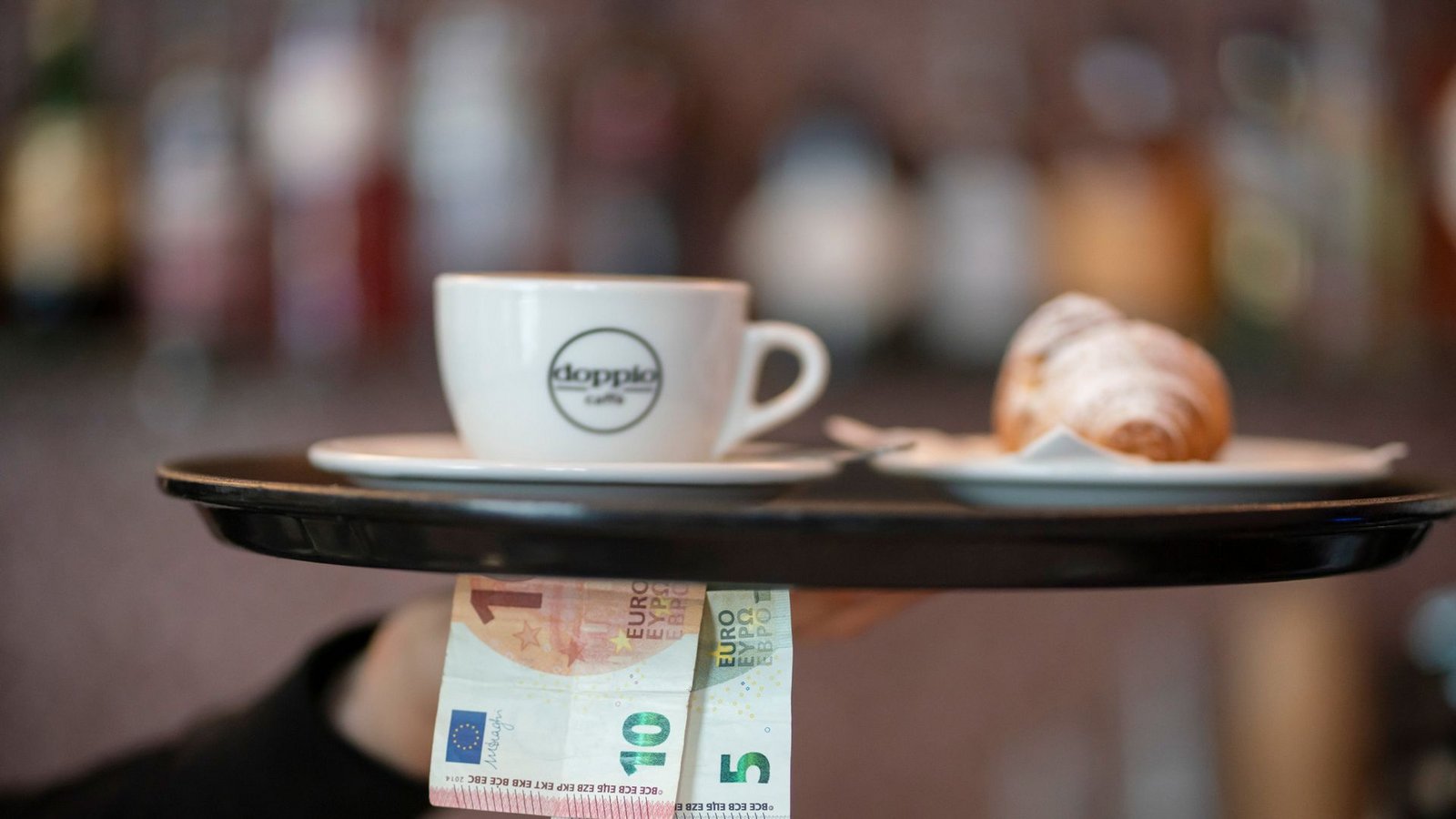 Für 13,90 Euro die Stunde wird kaum jemand in der Gastronomie schuften wollen.Foto: epd/Tim Wegner