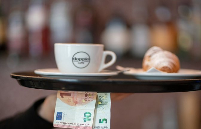 Für 13,90 Euro die Stunde wird kaum jemand in der Gastronomie schuften wollen.<span class='image-autor'>Foto: epd/Tim Wegner</span>