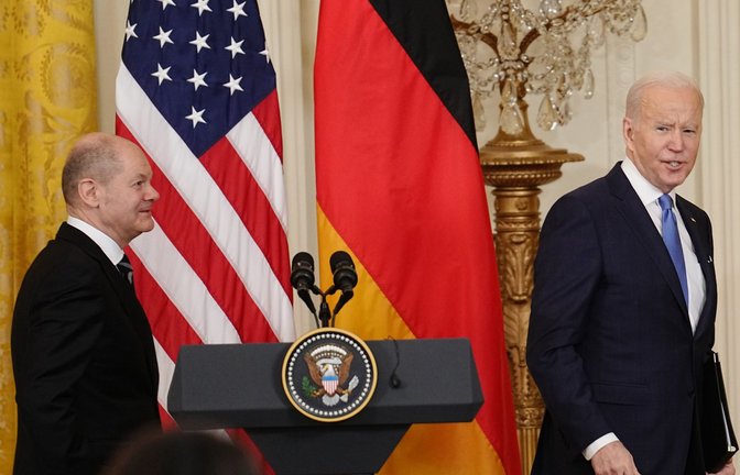 Kanzler Scholz (l.) beim Staatsbesuch  in Washington. Er bezeichnet US-Präsident Biden als „Freund“.<span class='image-autor'>Foto: dpa/Kay Nietfeld</span>