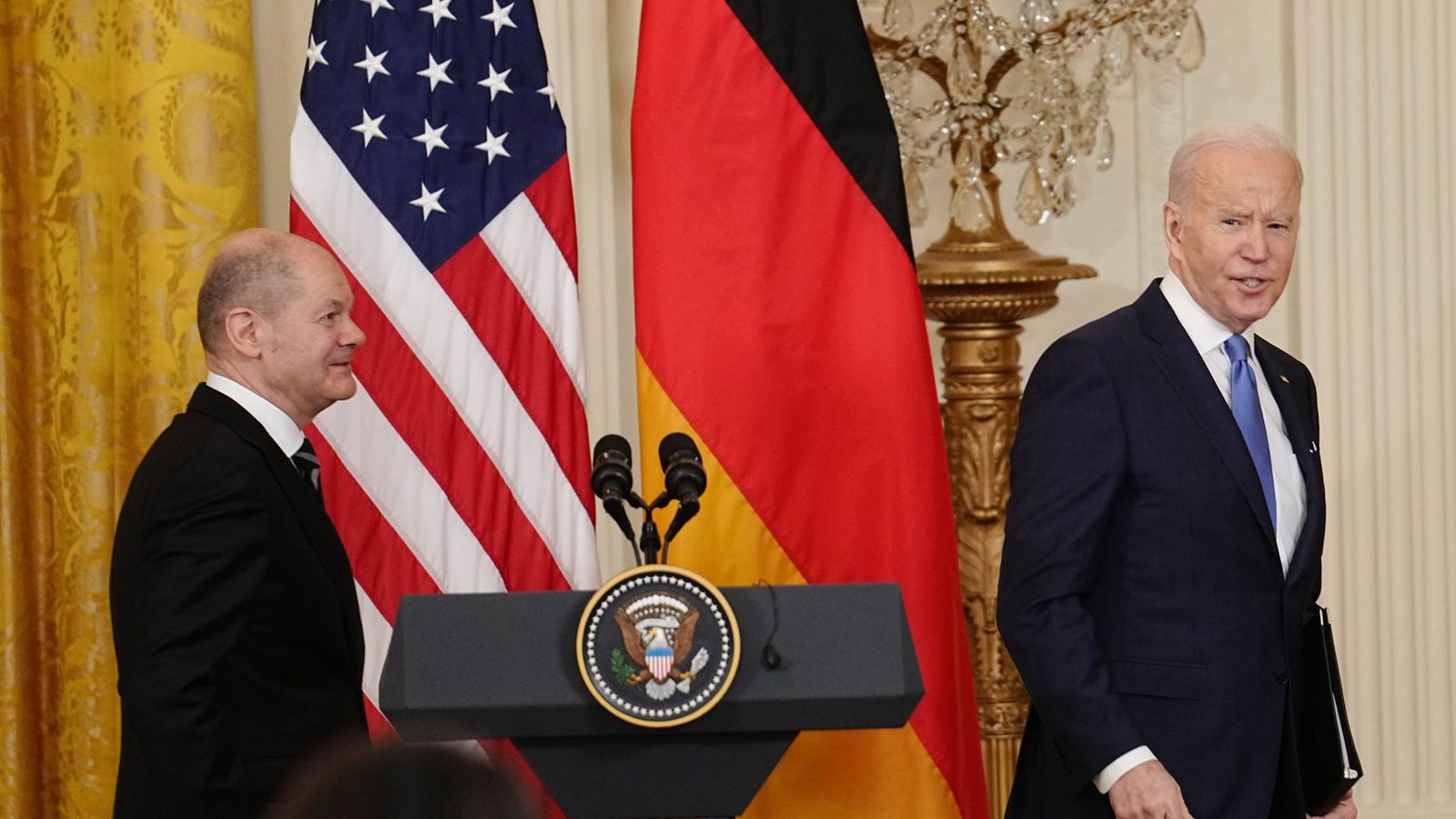Kanzler Scholz (l.) beim Staatsbesuch  in Washington. Er bezeichnet US-Präsident Biden als „Freund“.Foto: dpa/Kay Nietfeld