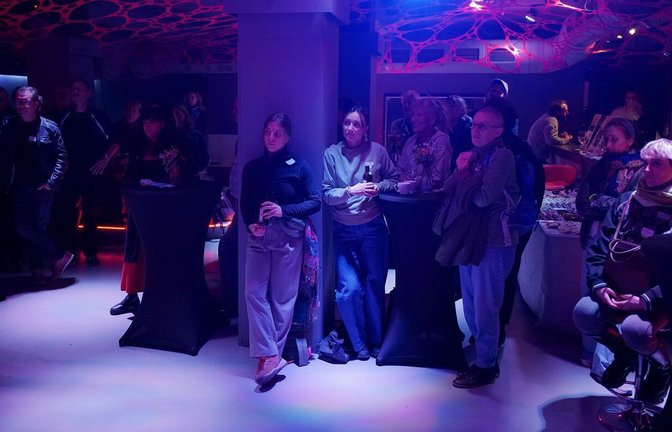 Bei einem Netzwerktreffen erkundeten die Mitglieder der freien Tanz- und Theaterszene auch die Möglichkeiten der Kulturinsel und ihres Clubs Zollamt.<span class='image-autor'>Foto: Anton Avieiev</span>