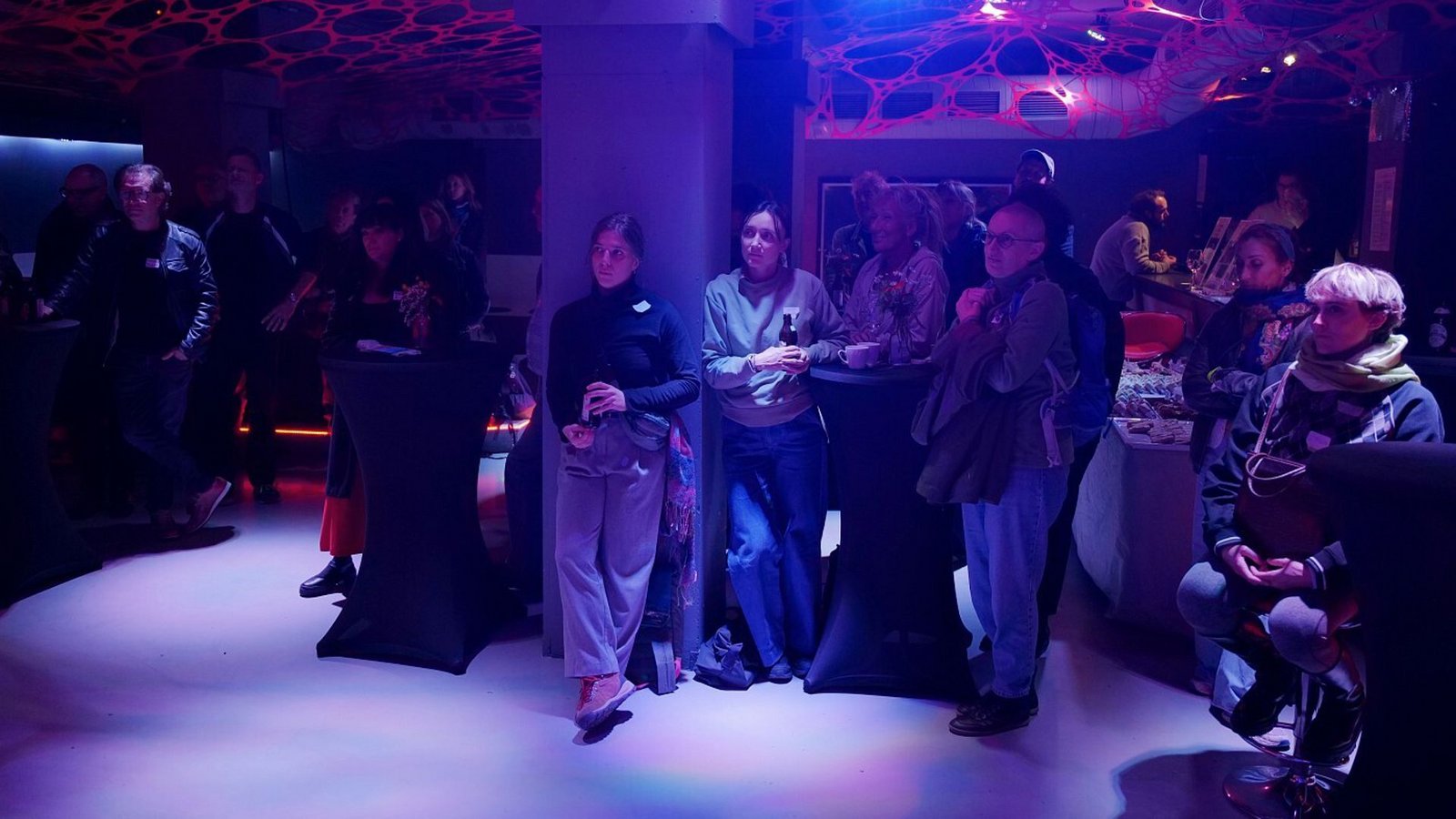 Bei einem Netzwerktreffen erkundeten die Mitglieder der freien Tanz- und Theaterszene auch die Möglichkeiten der Kulturinsel und ihres Clubs Zollamt.Foto: Anton Avieiev Bei einem Netzwerktreffen erkundeten die Mitglieder der freien Tanz- und Theaterszene auch die Möglichkeiten der Kulturinsel und ihres Clubs Zollamt.Foto: Anton Avieiev
