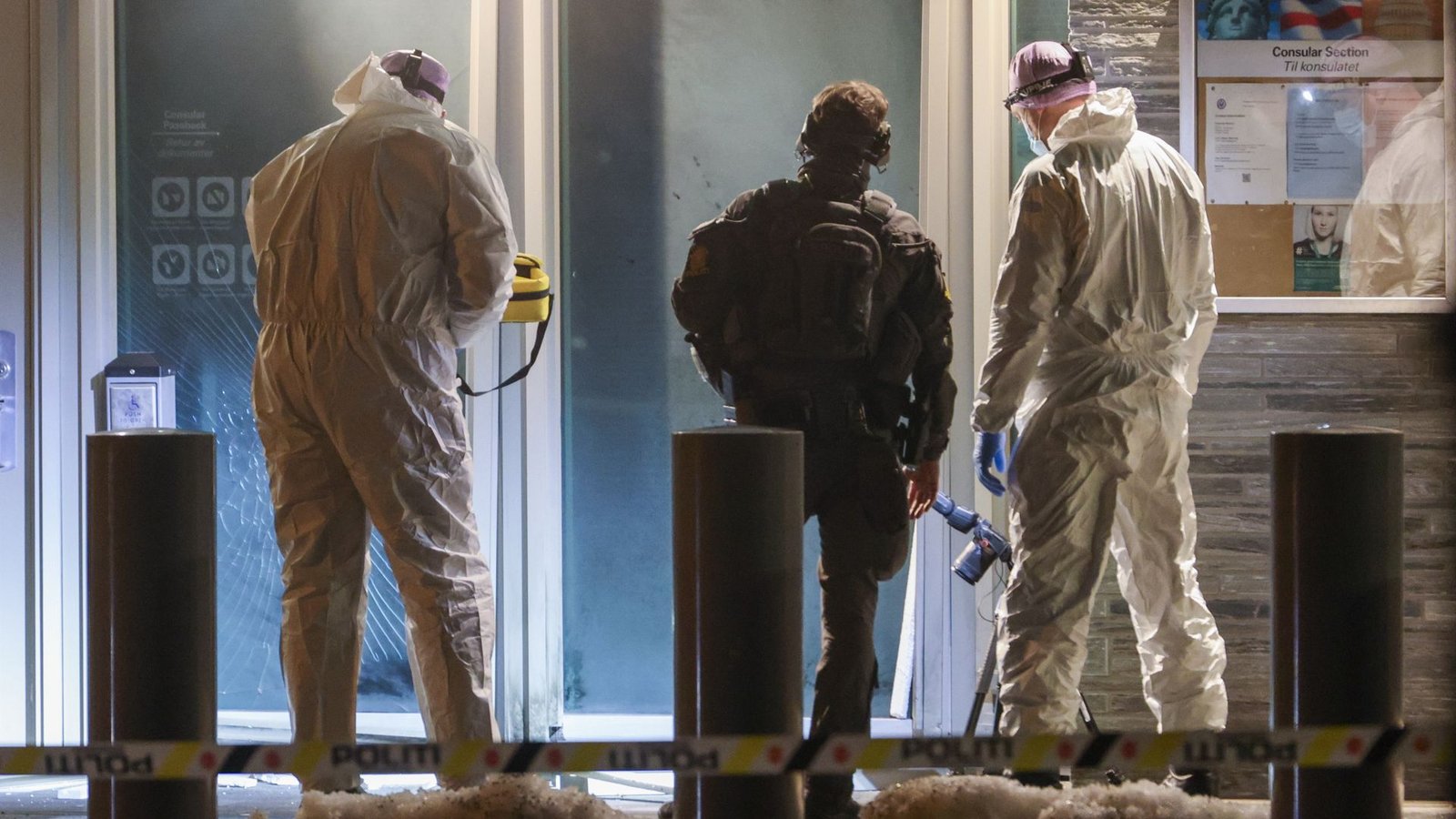 Polizisten und Techniker sind am Sonntagabend vor der amerikanischen Botschaft in Oslo im Einsatz, nachdem dort ein lauter Knall gemeldet worden war.Foto: Hans O. Torgersen/NTB/dpa/Hans O. Torgersen