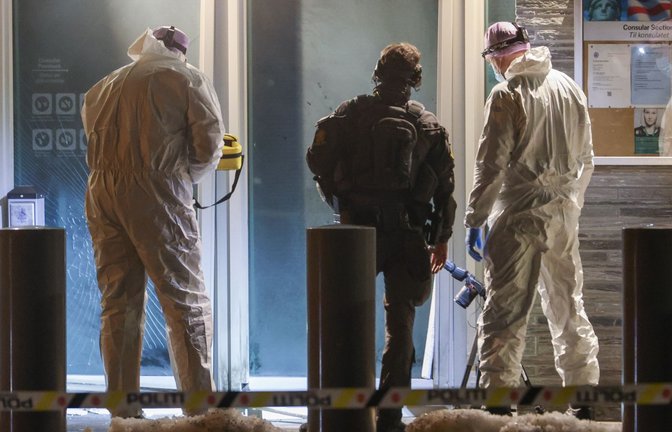 Polizisten und Techniker sind am Sonntagabend vor der amerikanischen Botschaft in Oslo im Einsatz, nachdem dort ein lauter Knall gemeldet worden war.<span class='image-autor'>Foto: Hans O. Torgersen/NTB/dpa/Hans O. Torgersen</span>