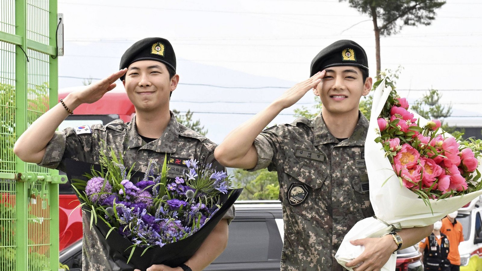Die BTS-Mitglieder RM (l.) und V haben ihren Militärdienst beendet.Foto: IMAGO / Kyodo News