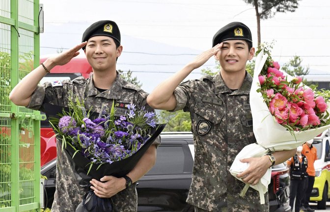 Die BTS-Mitglieder RM (l.) und V haben ihren Militärdienst beendet.<span class='image-autor'>Foto: IMAGO / Kyodo News</span>