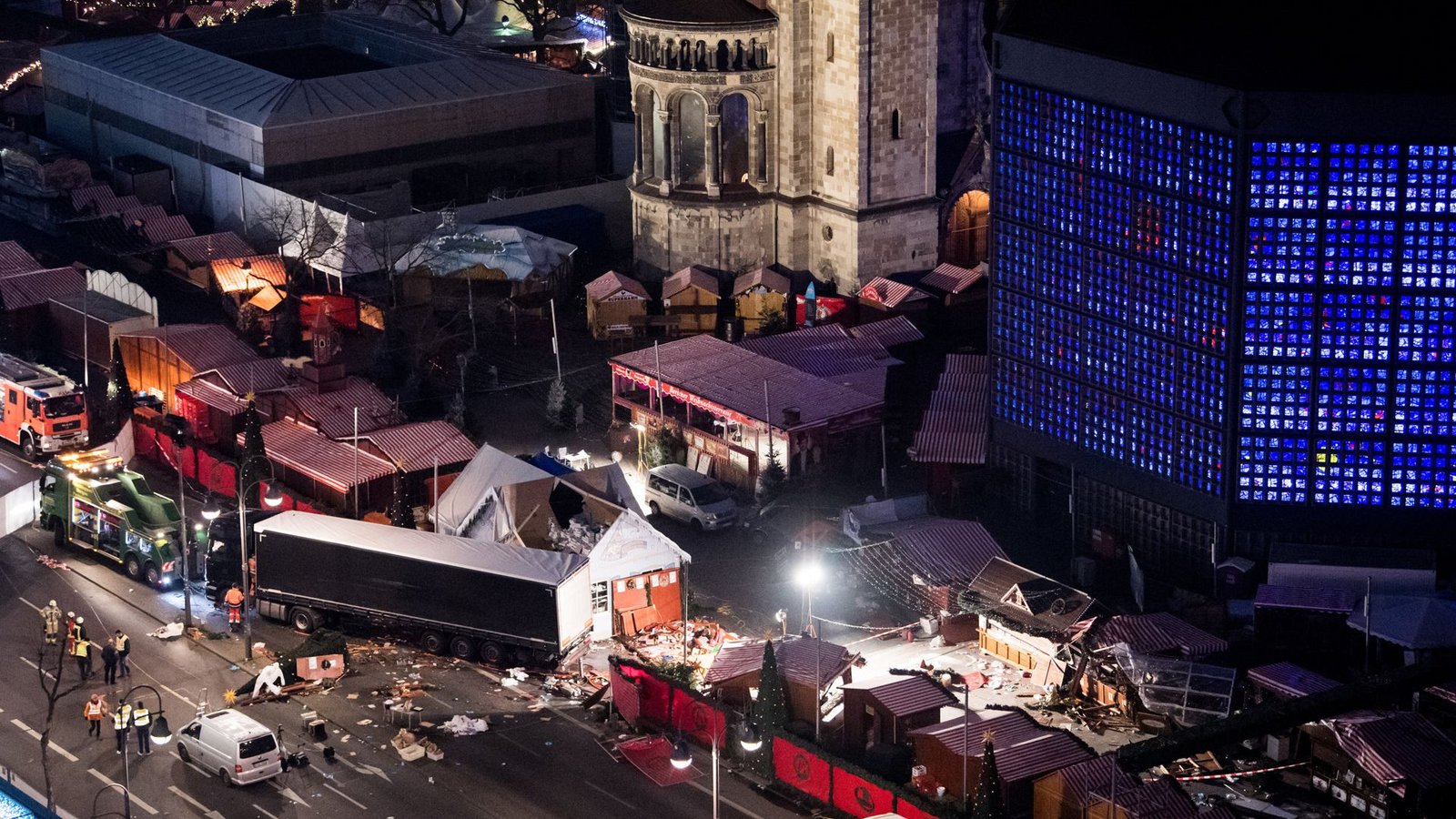 Eine Schneise der Verwüstung ist am 20.12.2016 auf dem Weihnachtsmarkt am Breitscheidplatz in Berlin zu sehen. Die Gefahr ist derzeit ebenfalls erhöht. (Archivbild)Foto: dpa/Bernd von Jutrczenka Eine Schneise der Verwüstung ist am 20.12.2016 auf dem Weihnachtsmarkt am Breitscheidplatz in Berlin zu sehen. Die Gefahr ist derzeit ebenfalls erhöht. (Archivbild)Foto: dpa/Bernd von Jutrczenka